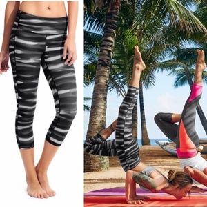 ATHLETA High Rise H2O Chaturanga Capri Crops {PP35}